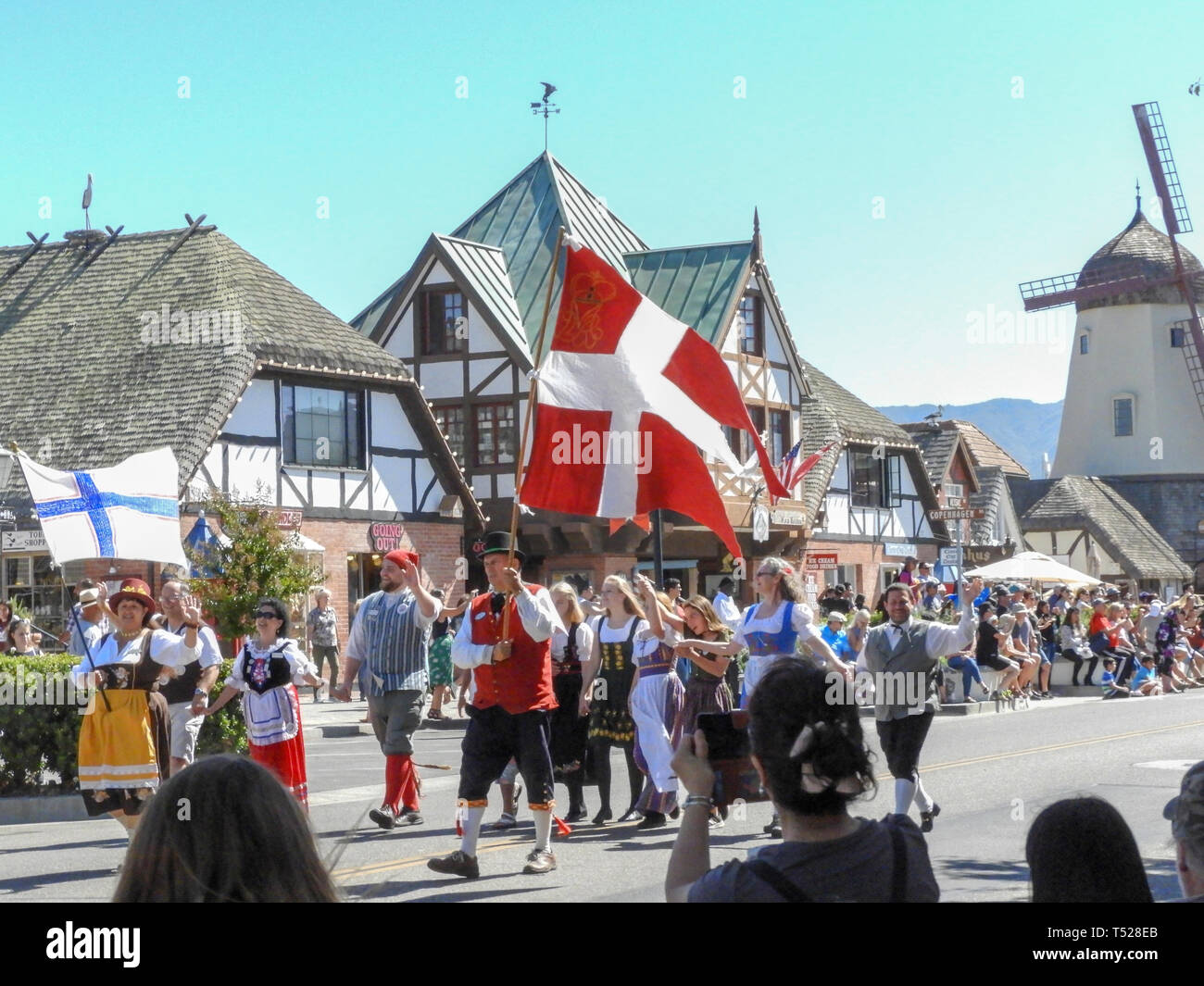 Dänische Tage Parade, mit Leuten in der dänischen Kostüme interessieren die dänische Flagge die Stadt Straße gekleidet. Touristen und Zuschauer. Stockfoto