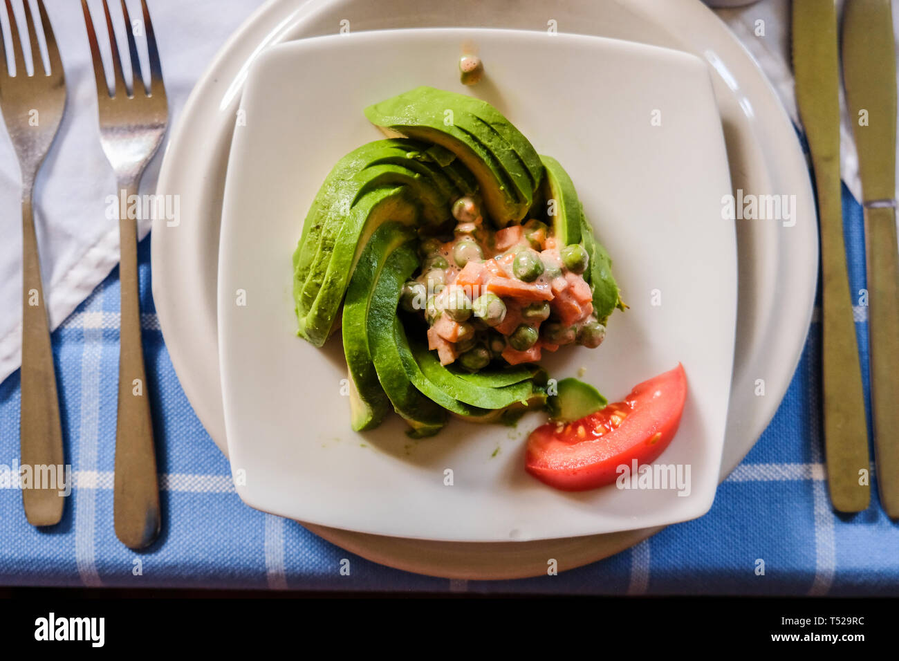 Hübsch dekoriert in Scheiben Avocado Karotten Salat auf Teller Stockfoto