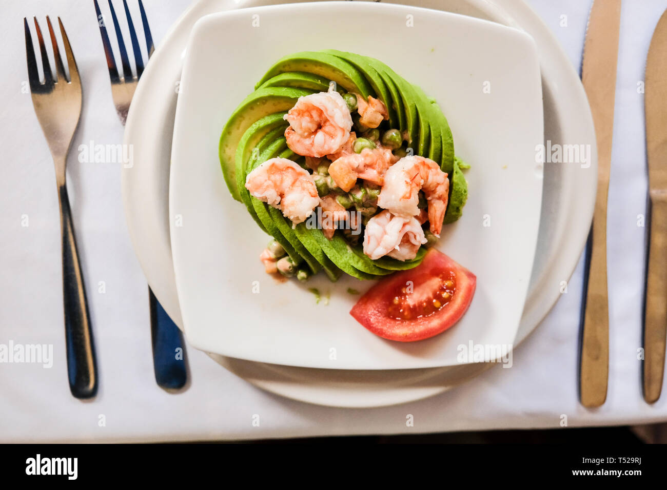 Schön geschnittenen avocado Garnelen Salat auf dinning Platte eingerichtet Stockfoto