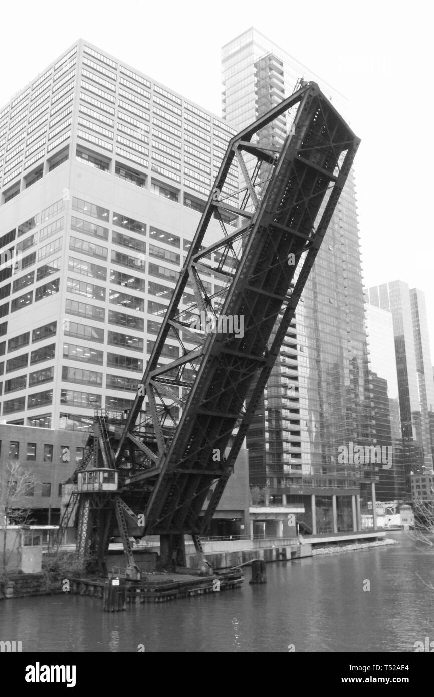 Die verlassenen Carroll Avenue Eisenbahnbrücke dauerhaft in einer angehobenen Position über den Chicago River in der Nähe von Wolf Point und die Apparel Mart gesperrt Stockfoto