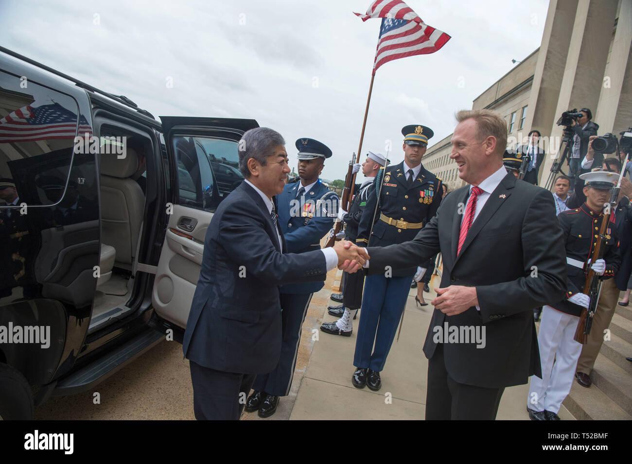 Usa handeln Verteidigungsminister Patrick M. Shanahan trifft sich mit Takeshi Iwaya Verteidigungsminister der Japan im Pentagon, Washington, D.C., 19. April 2019. (DoD Foto von Air Force Master Sgt. Angelita M.Lawrence) Stockfoto