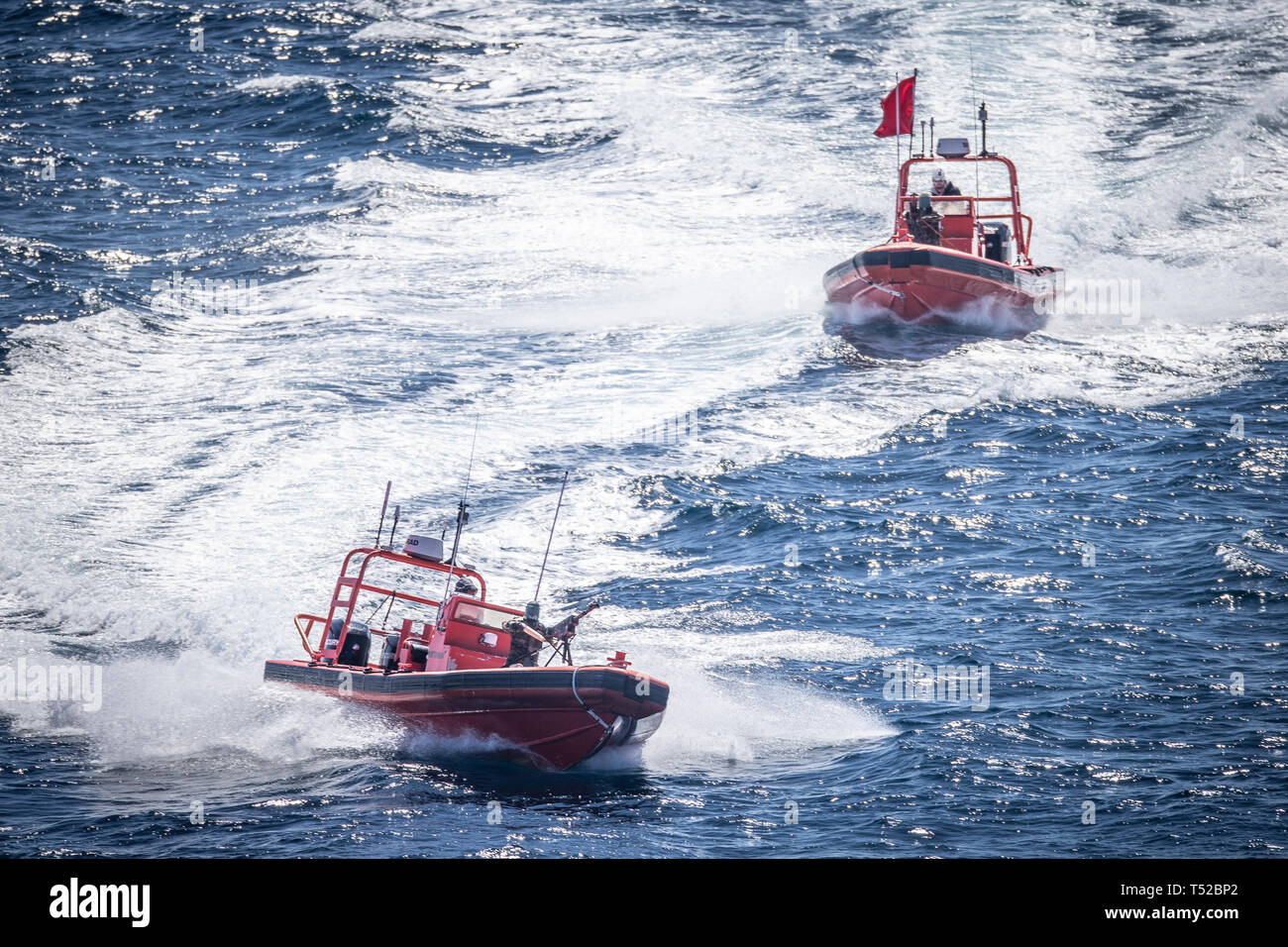 190320-M-EG 058-0108 PAZIFISCHEN OZEAN (20. März 2019) Starr-Rumpf aufblasbare Boote führen Sie anregende Manöver während eines simulierten Strait Transit als Teil der Ausbildung mit dem Boxer Amphibious Ready Gruppe im östlichen Pazifik. (U.S. Marine Corps Foto von Lance Cpl. Dalton S. Swanbeck) Stockfoto