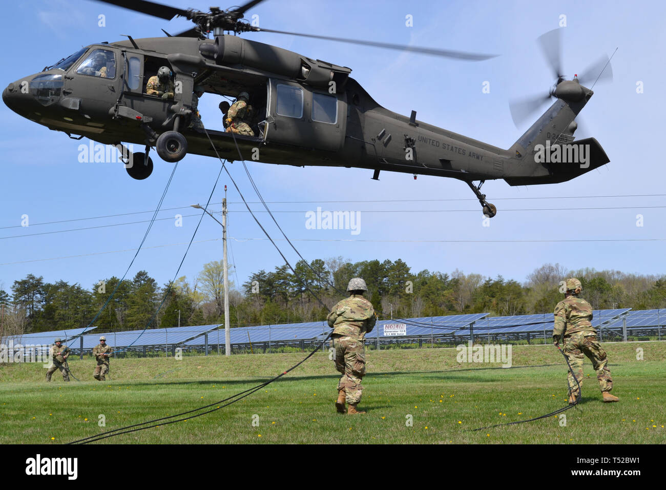 Armee Reservisten verhalten Air Assault abseilen Geschäfte als Teil des 2019 kombiniert die besten Krieger Wettbewerb in Fort Knox, Kentucky, April 7-12 statt. Die 80., 84. der Ausbildung Ausbildung Befehl Befehl, 377 Theater Sustainment Command, 88th Bereitschaft Division, 81th Bereitschaft Division, 99th Bereitschaft Division, Armee-reserve Aviation Befehl, und die AR-Karriere Abteilung ihre Ressourcen bei der Erstellung des diesjährigen Wettbewerbs. Stockfoto