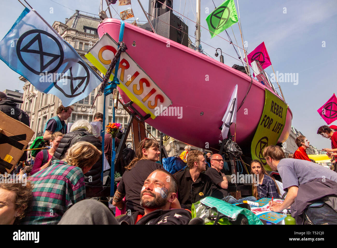 Umweltaktivisten unter dem rosa Boot am Aussterben Aufstandsbewegung Besetzung der London Oxford Circus Stockfoto