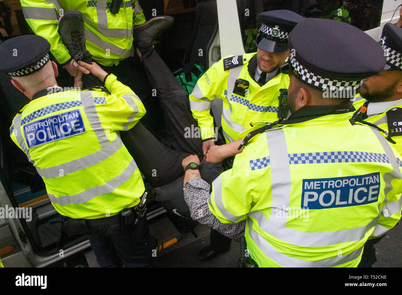 Die Polizei nimmt einen Umweltaktivisten vor dem Aussterben Aufstandsbewegung in der Londoner Oxford Circus Stockfoto