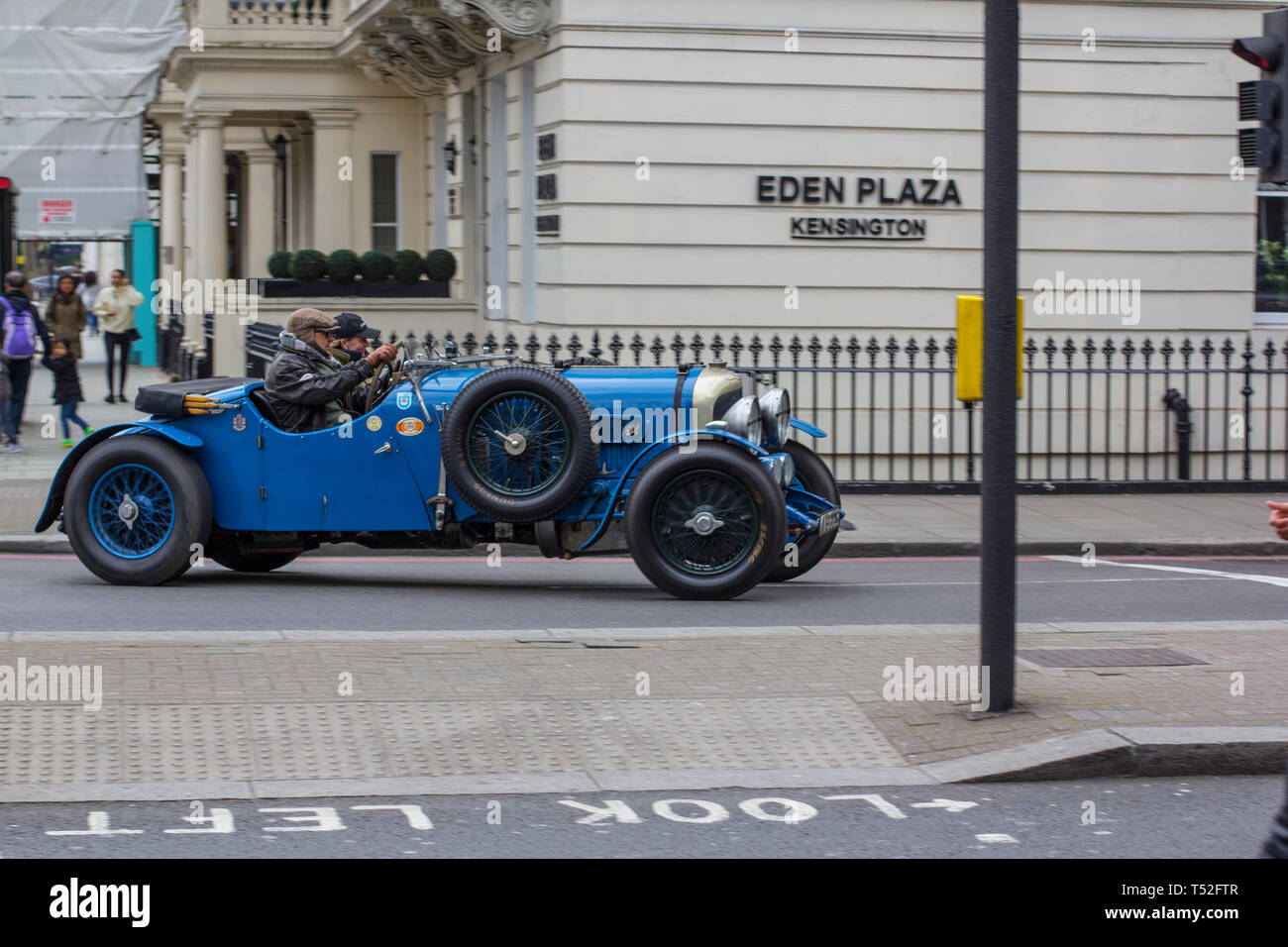 London, Großbritannien. April 12, 2019. Kensington Street. Antike Sport blau Cabrio. Auf den Straßen von London oft ungewöhnliche Autos. Stockfoto