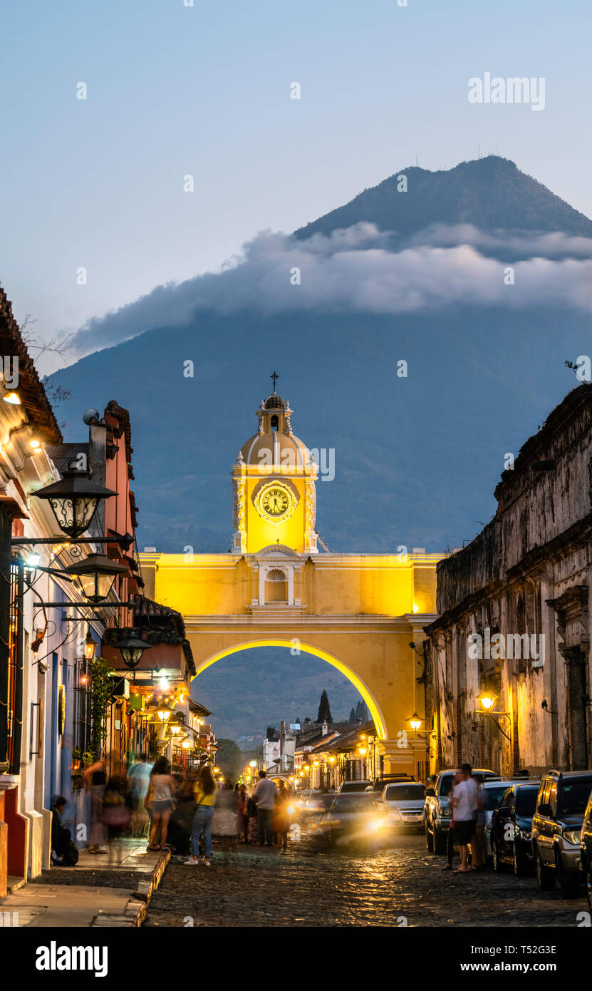 Arco de Santa Catalina und Volcan De Agua in Antigua Guatemala, Mittelamerika Stockfoto