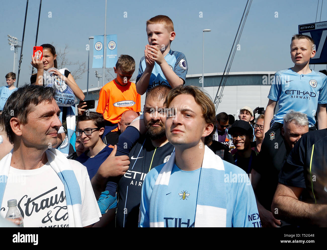 Manchester City Fans außerhalb der Erde vor der Premier League Match an der Etihad Stadium, Manchester. Stockfoto