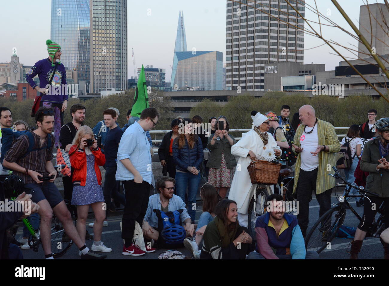 Aussterben Rebellion behalten ihren Würgegriff auf Central London mit ihren relativ kleinen Zahlen - April 2019 19. Stockfoto