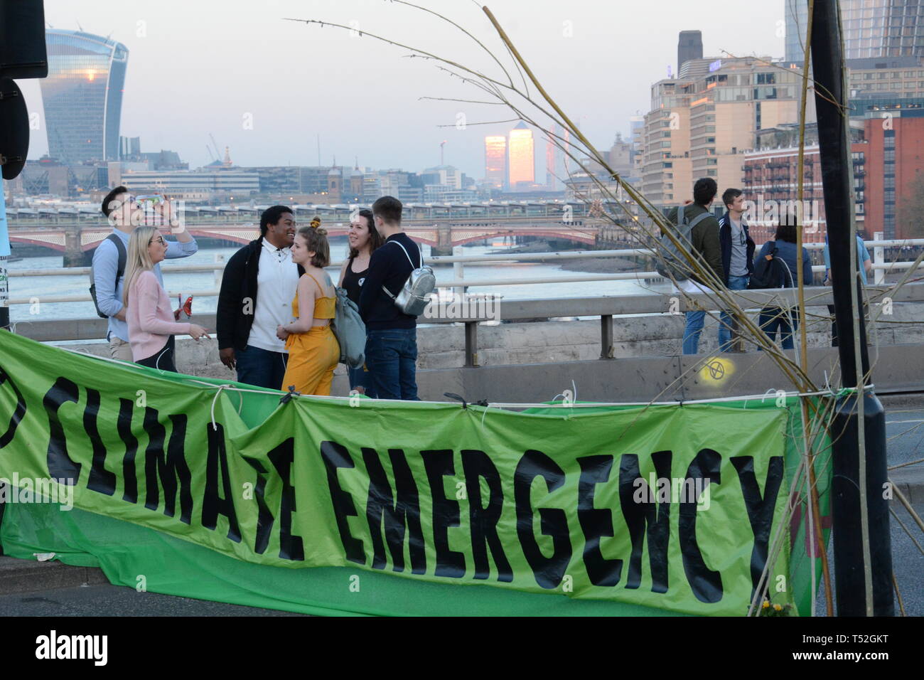 Aussterben Rebellion behalten ihren Würgegriff auf Central London mit ihren relativ kleinen Zahlen - April 2019 19. Stockfoto