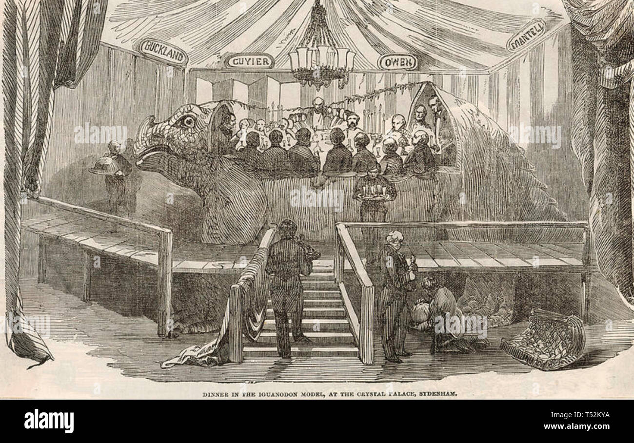 BEJAMIN WATERHOUSE HAWKINS (1807-1894), englischer Bildhauer und einem Abendessen am 31. Dezember 1853 innerhalb der Formpresse hosted er verwendet ein Modell Iguanodon am Crystal Palace zu machen. Stockfoto