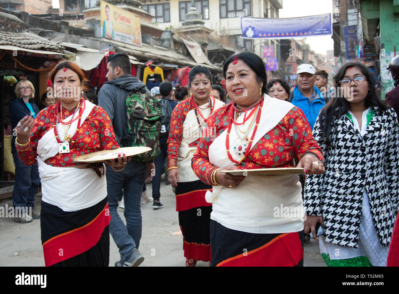 Kathmandu, Nepal - November 26, 2016: Lokale Frauen in traditionellen newari Kleid bekannt als 'Haku patasi" in Lalitpur beschmutzt. Stockfoto