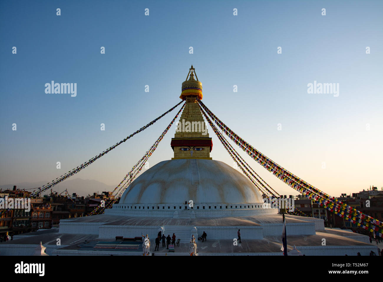 Kathmandu, Nepal - Dezember 03, 2016: Blick auf bouddha Stupa in Kathmandu an diesem Abend. Es ist eines der größten Stupas in der Welt. Stockfoto