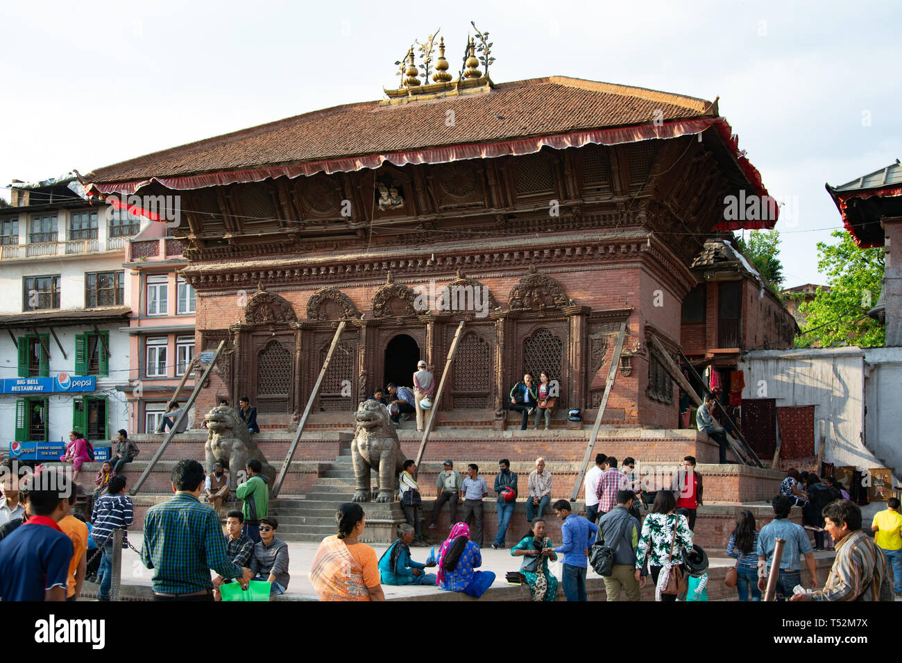 Kathmandu, Nepal - Mai 02, 2017: Blick von Shiva Parvathi Tempel am Durbar Square in Kathmandu. Stockfoto