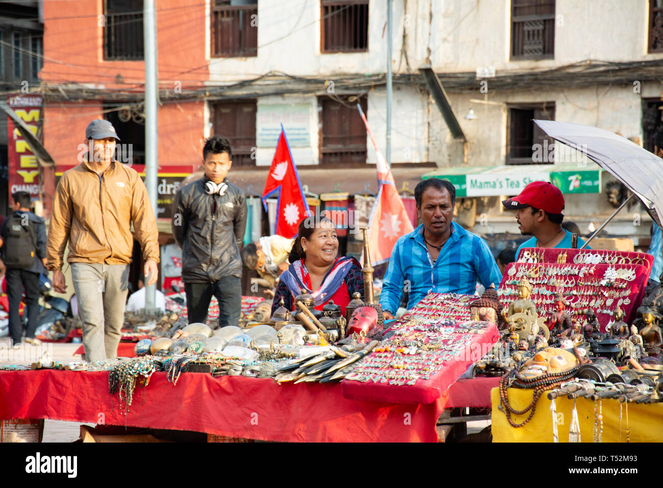 Kathmandu, Nepal - Mai 02, 2017: Verkäufer von einzigartigen Nepali Artefakte in der Straße auf Kundschaft warten. Stockfoto