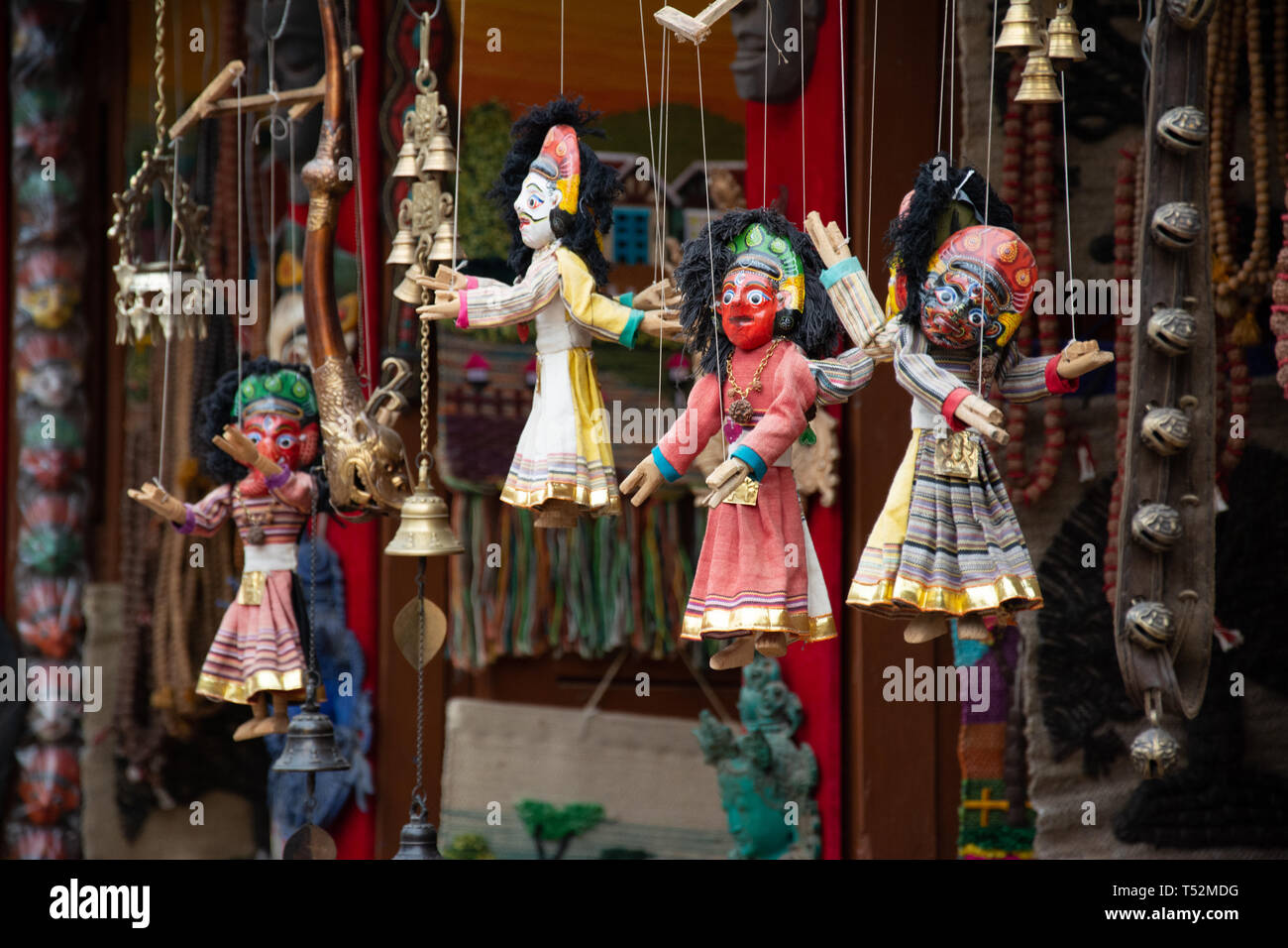 Makro Bild der traditionellen nepalesischen Marionetten angezeigt zum Verkauf an einer Steckdose in Bhaktapur Durbar Square, Kathmandu. Stockfoto