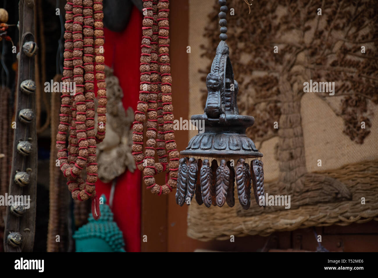 Religiöse Artikel und Rosenkränze aus Rudraksha Perlen aufbewahrt in Bhaktapur in Kathmandu. Stockfoto