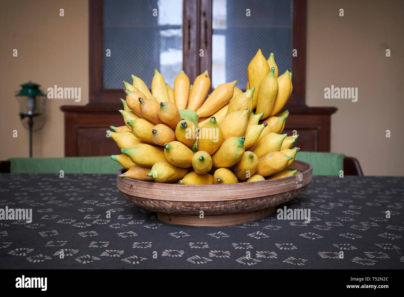 Gelb Holz- Banane Tabelle Mittelstück der chinesischen Händler mansion gemalt, Tjong ein Fie, in Medan, Indonesien. Stockfoto