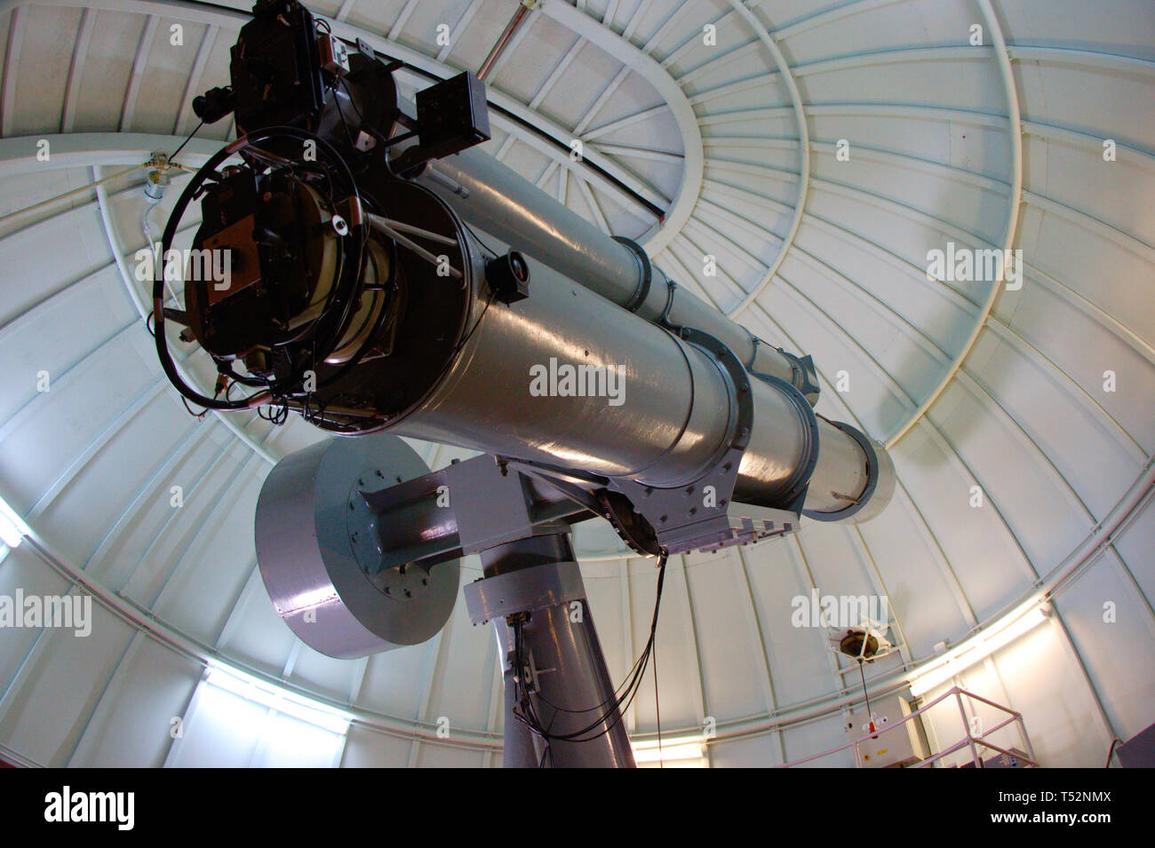 Teleskop aus dem Jahre 1950 an einer Sternwarte. Vintage-Technologie. Stockfoto