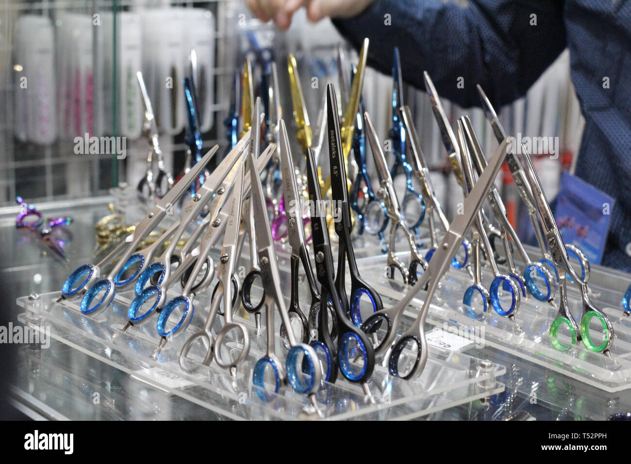 Moskau, RF, 04.19.2019 Haare schneiden Schere professionelle Schere für kreative Haarschnitte keine Personen Stockfoto