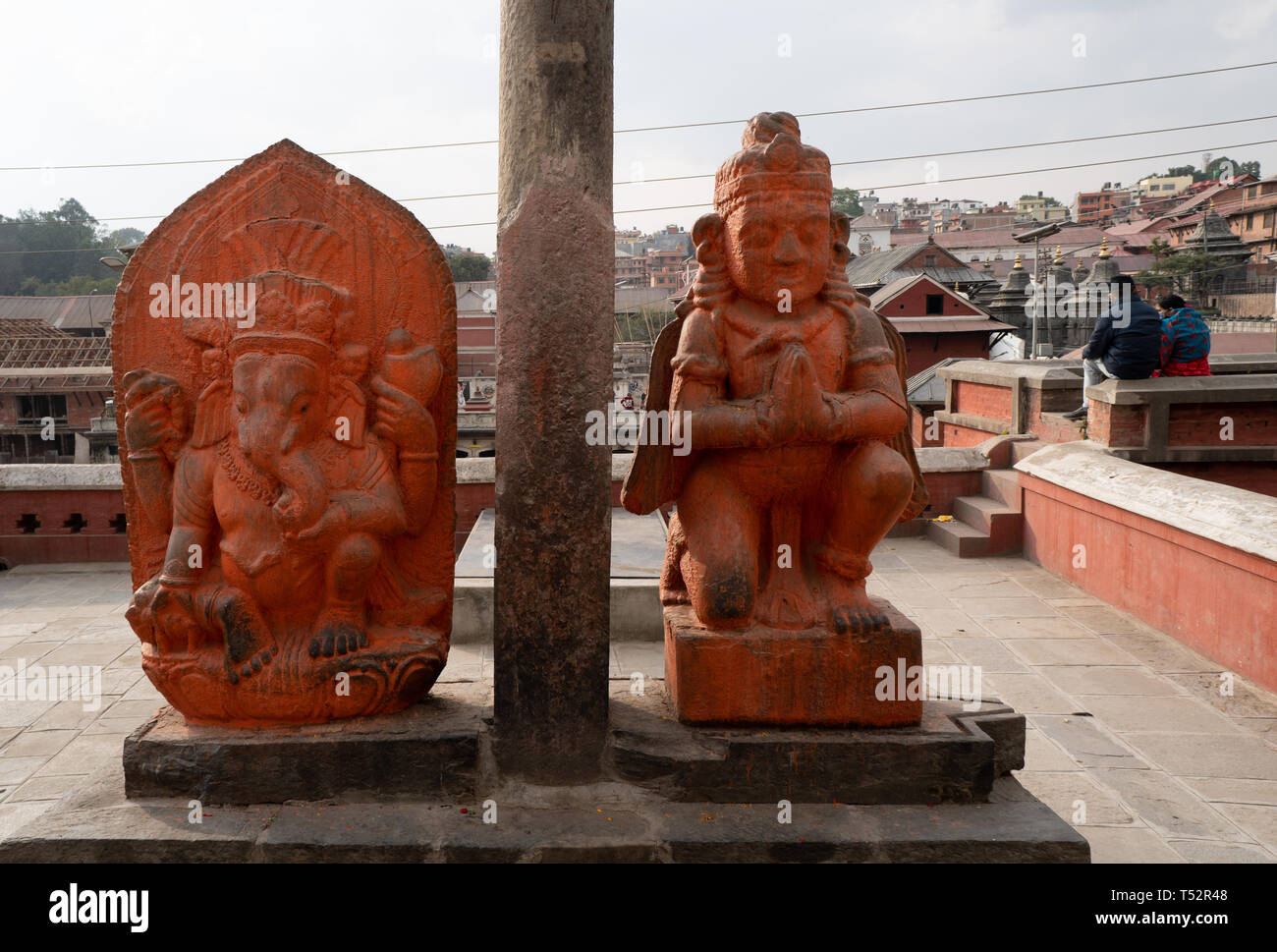Kathmandu, Nepal - Oktober 28, 2017: Stein Idole der hinduistischen Götter Lord Ganesh und Garuda vor der Ram Mandir in Pashupatinath Räumlichkeiten. Stockfoto