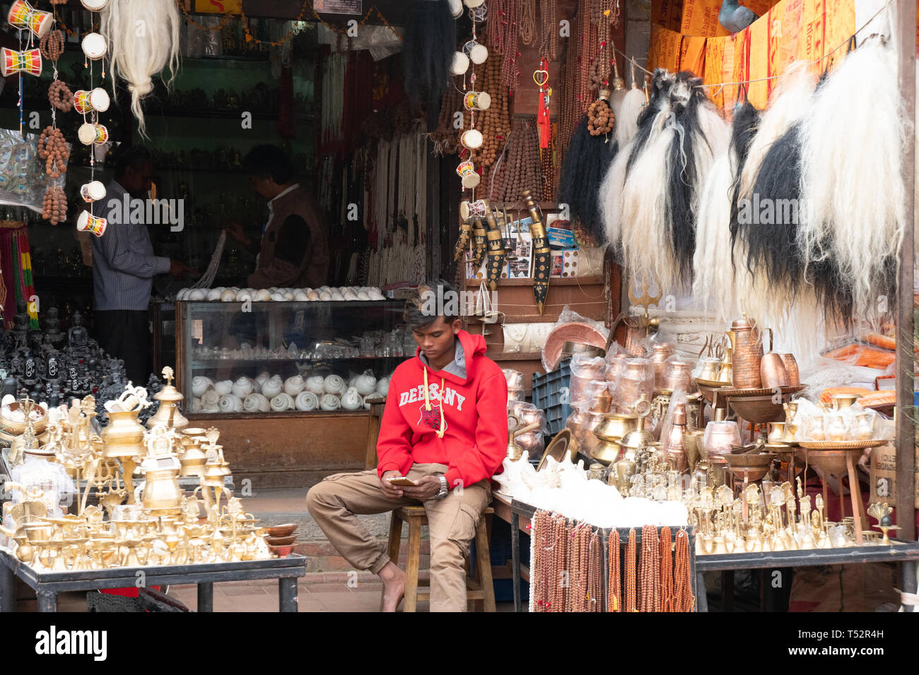 Kathmandu, Nepal - Oktober 28, 2017: spirituelle und religiöse Artikel Shop in den Räumlichkeiten von Pashupatinath Tempel. Stockfoto