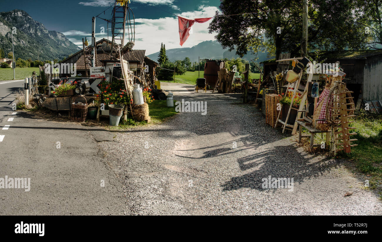 Bric-a-brac Sammlung im Haus in Walenstadt, Schweiz; Garten Gnome-Syndrom Stockfoto