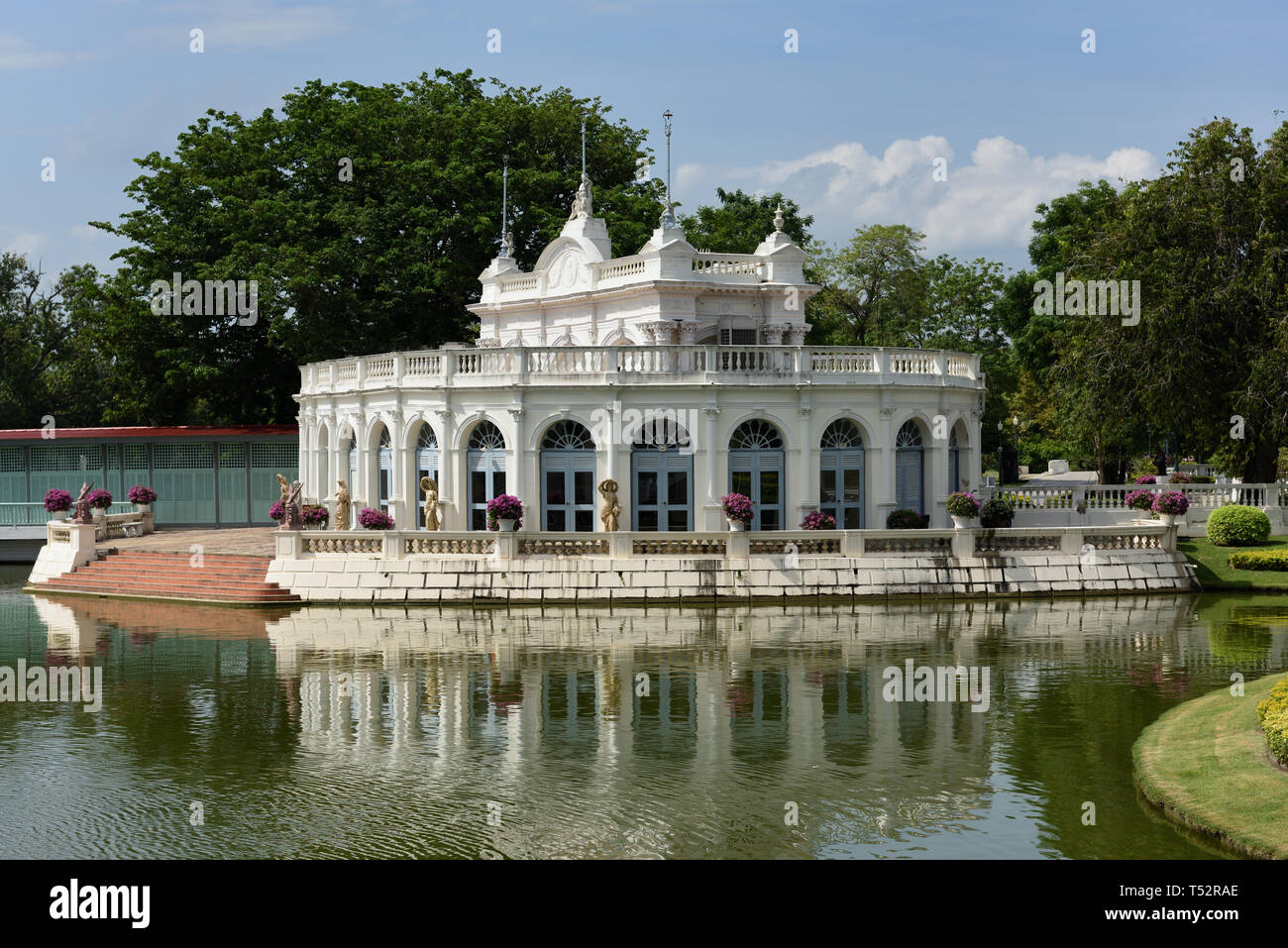 Eingangshalle mit Rezeption auf dem Gelände von Bang Pa-in Royal Palace, Provinz Ayutthaya, Thailand Stockfoto