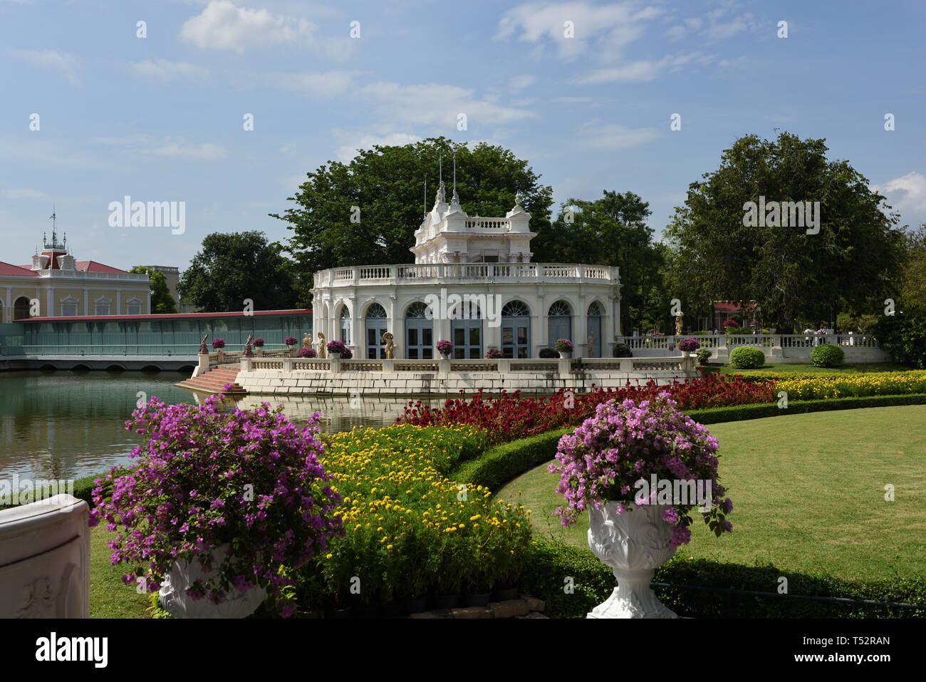 Eingangshalle mit Rezeption auf dem Gelände von Bang Pa-in Royal Palace, Provinz Ayutthaya, Thailand Stockfoto