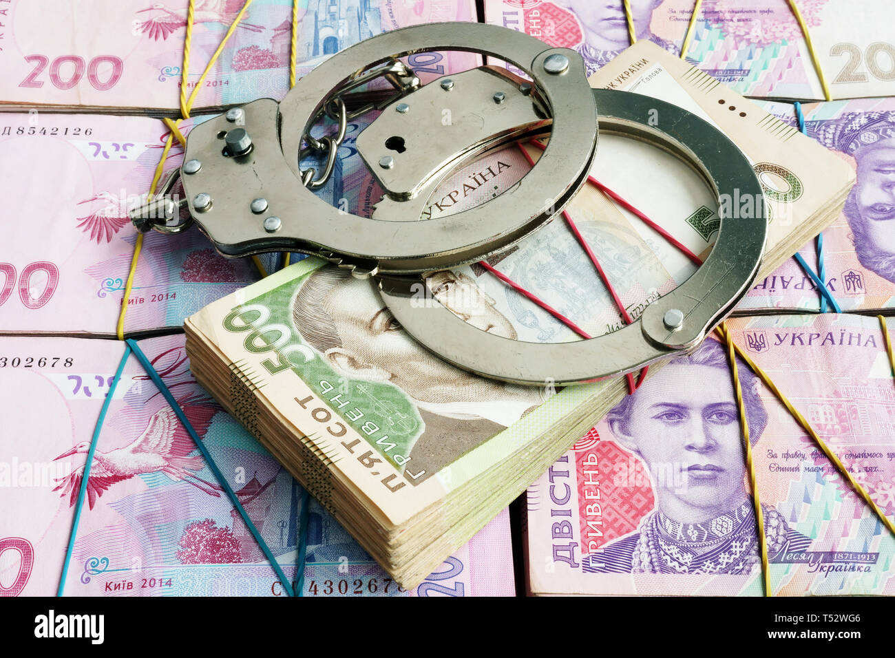 Handschellen auf ukrainische Währung Griwna. Korruption und Wirtschaftskriminalität oder Strafe. Stockfoto