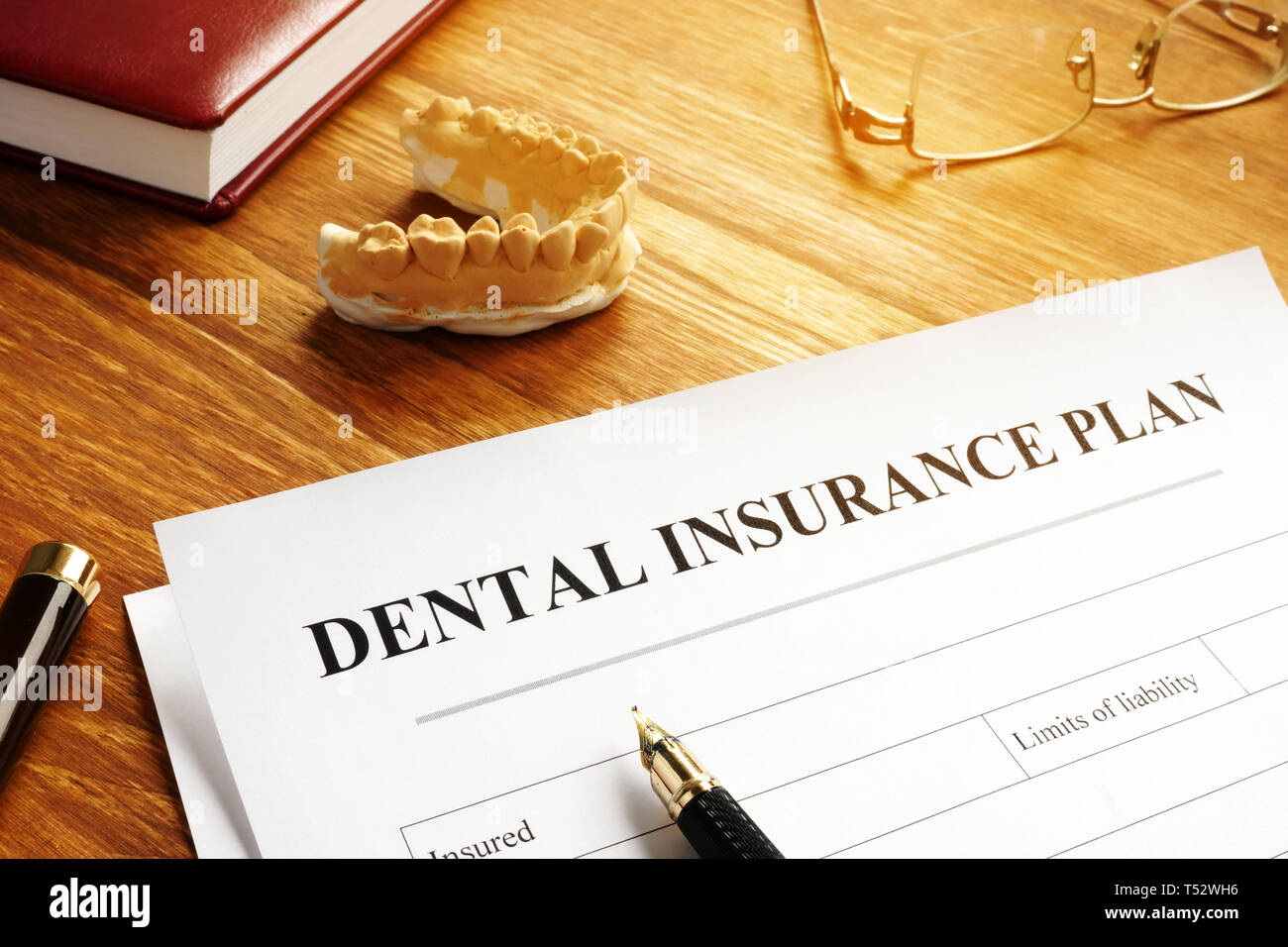 Dental Insurance Plan Politik und Gläser. Stockfoto