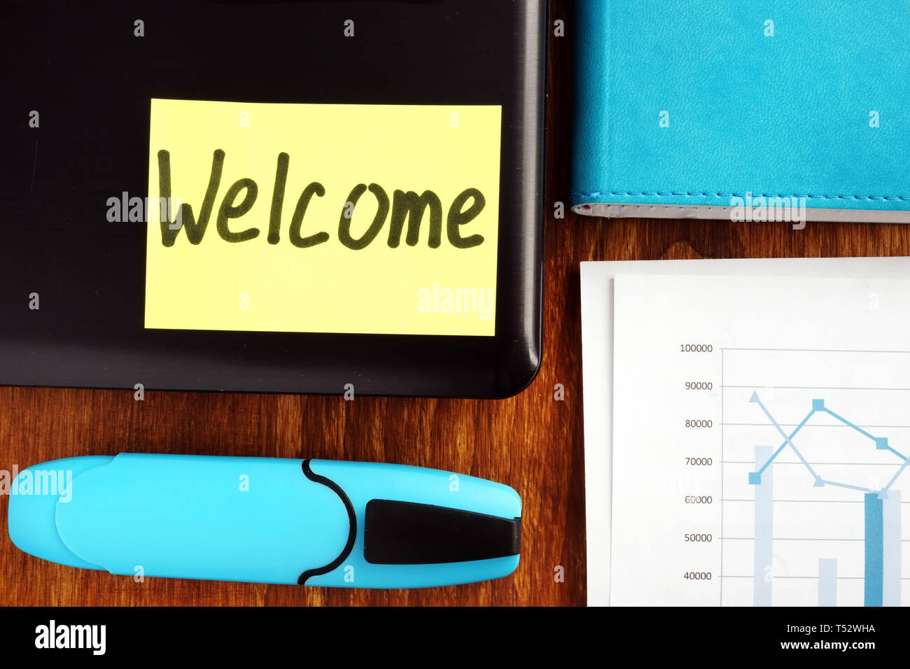 An Bord Konzept Willkommen. Laptop und Unterlagen im Büro. Stockfoto