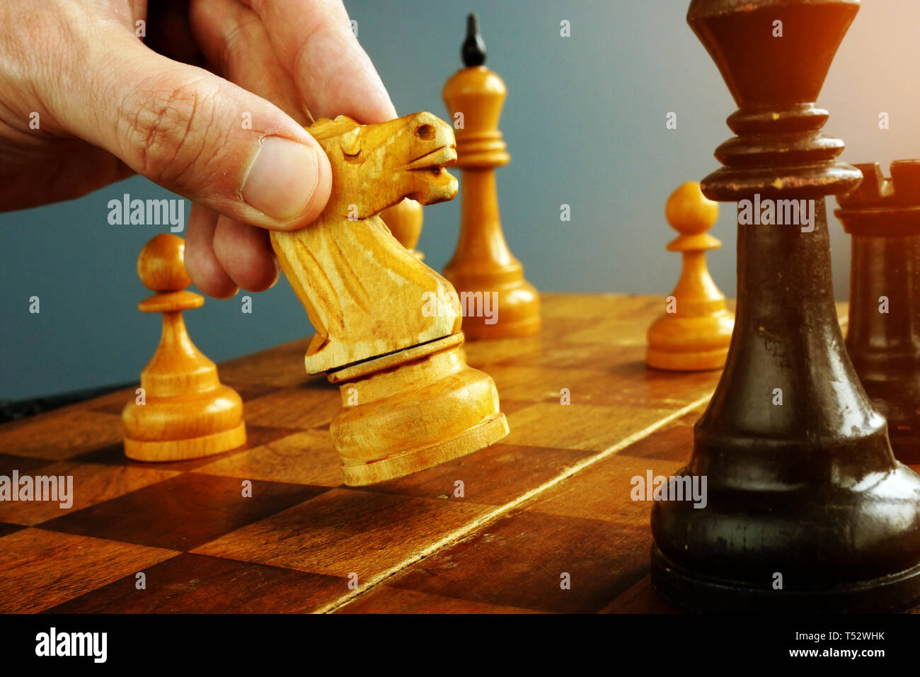 Entscheidungen treffen und Herausforderung Konzept. Schach Spieler einen bewegen. Stockfoto