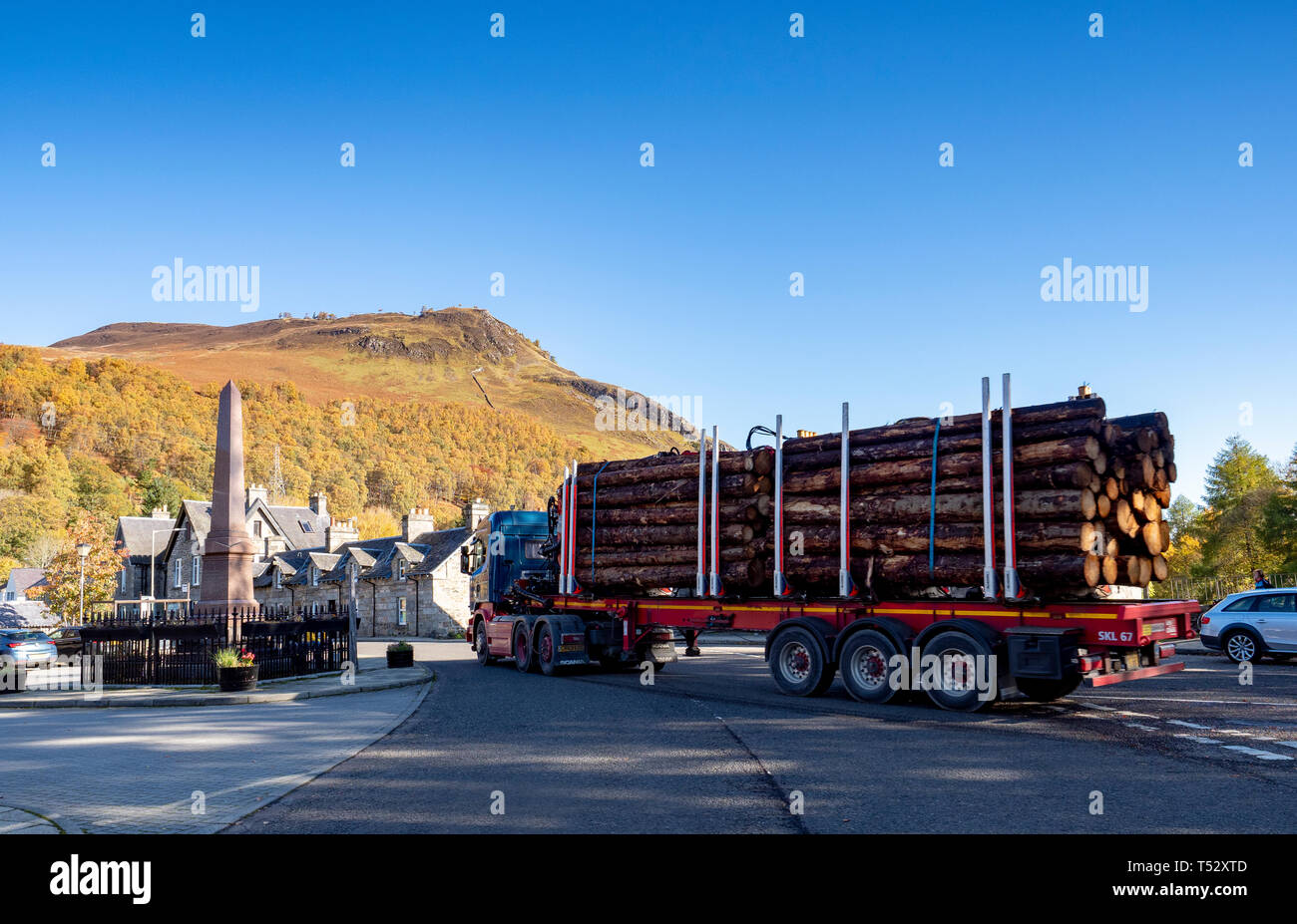 Ein Holz Lkw Fahren durch Kinloch Rannoch, Schottland, Großbritannien Stockfoto