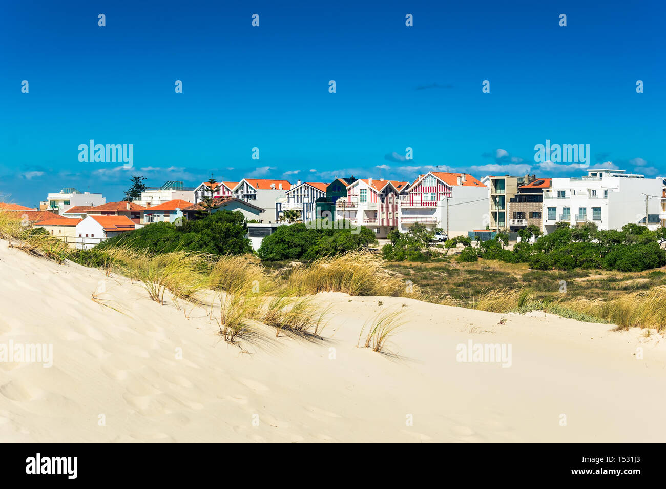 Costa Nova, Portugal: Strand Dünen und bunt gestreiften Häusern. Costa Nova do Prado ist ein Beach Village Resort auf der atlantischen Küste in der Nähe von Aveiro. Stockfoto