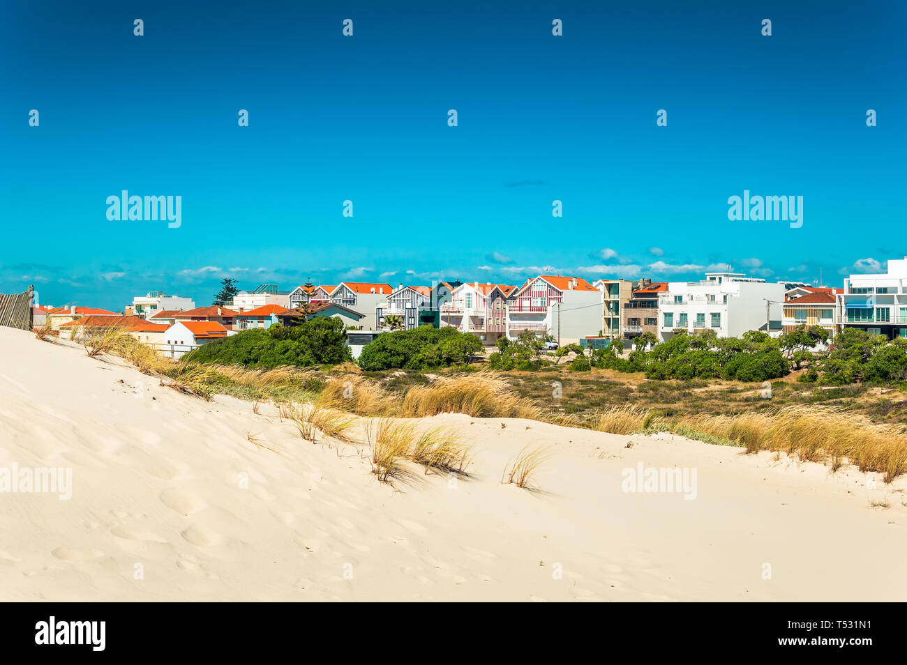 Costa Nova, Portugal: Strand Dünen und bunt gestreiften Häusern. Costa Nova do Prado ist ein Beach Village Resort auf der atlantischen Küste in der Nähe von Aveiro. Stockfoto