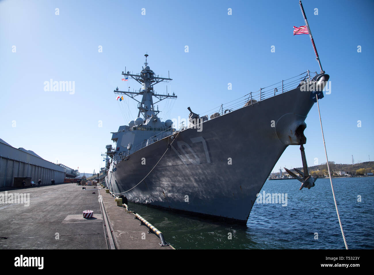 US Navy der Arleigh-Burke-Klasse Lenkwaffen-zerstörer USS Schwer (DDG-107), Flaggschiff der Standing NATO Maritime Group 1 (Snmg 1) in Gdynia, Polen. Apri Stockfoto