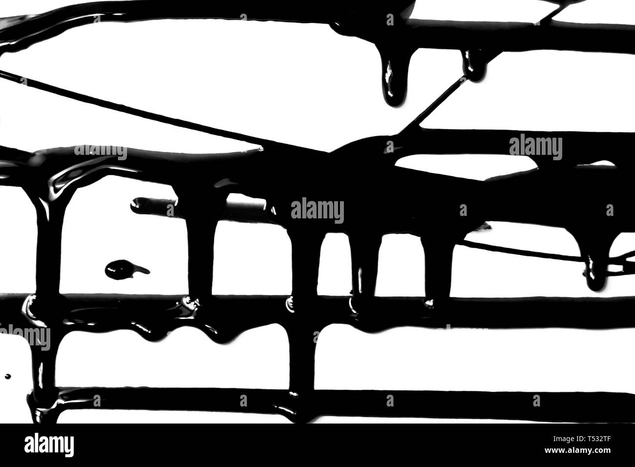 Fließt der schwarze dicke Farbe auf weißem Hintergrund Stockfoto