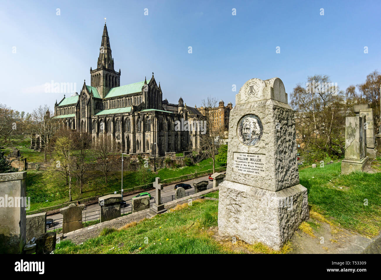 Die Kathedrale von Glasgow in der Kathedrale Revier Castle Street Glasgow Schottland Großbritannien hier aus der Nekropole mit William Miller Memorial stone gesehen Stockfoto