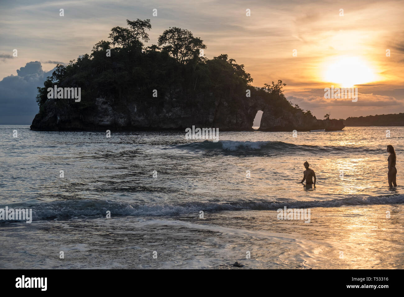 Nusa Penida ist eine Insel südöstlich von der indonesischen Insel Bali. Crystal Bay befindet sich auf der Westseite von Nusa Penida. Die Bucht ist ein beliebtes touristisches de Stockfoto