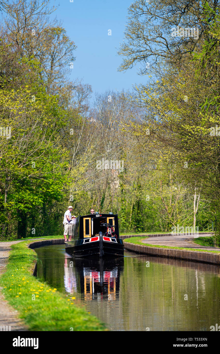 Vorderansicht eines Kanal Boot in Richtung Kamera reisen mit Menschen an Bord, Pontcysyllte in der Nähe von Llangollen, Wales, UK. Stockfoto