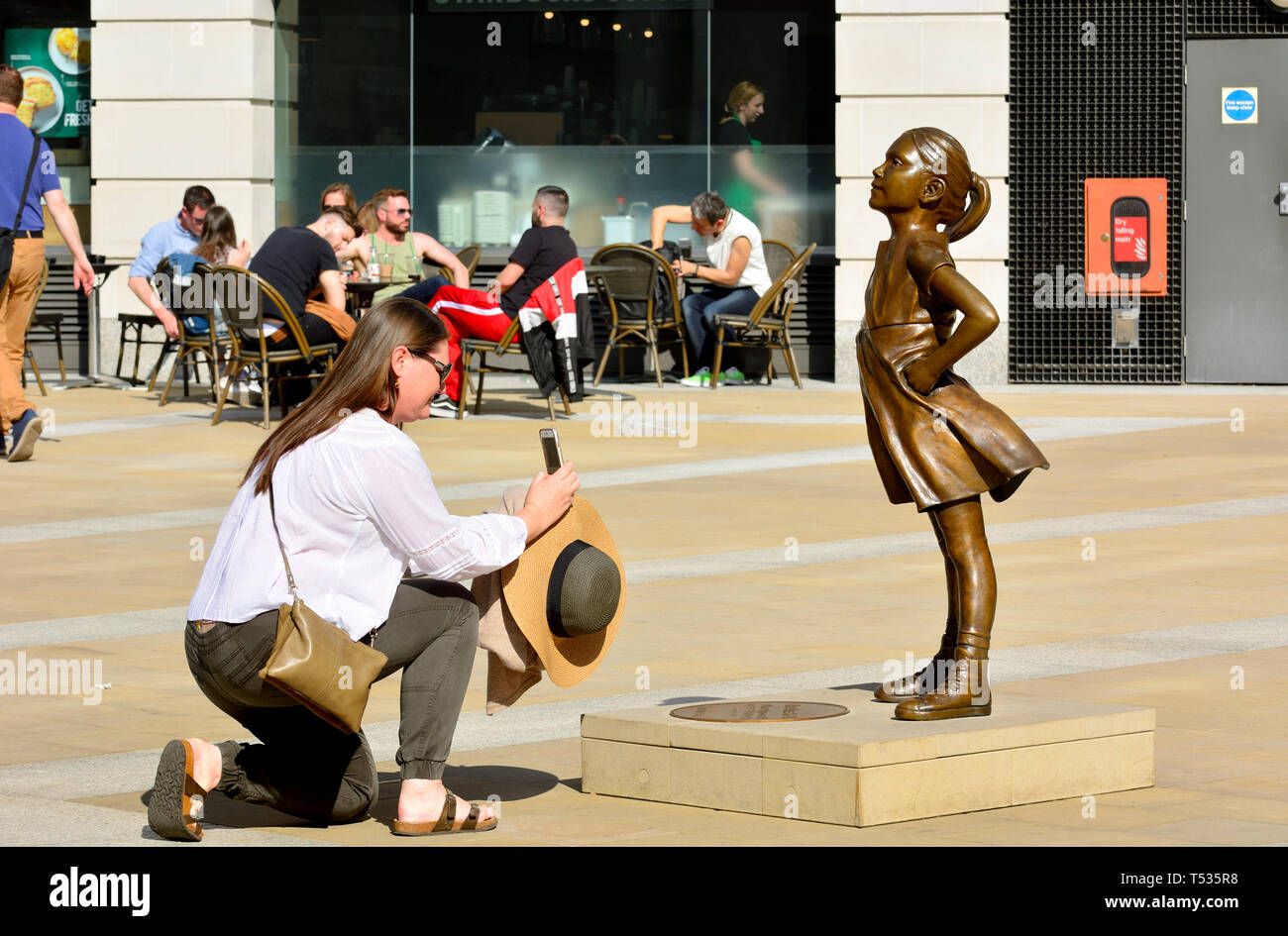London, England, UK. "Fearless Mädchen" Statue (Kristen Visbal, 2019) Kopie der ursprünglichen (2017) in New York. In Paternoster Square durch staatliche St vorgestellt. Stockfoto