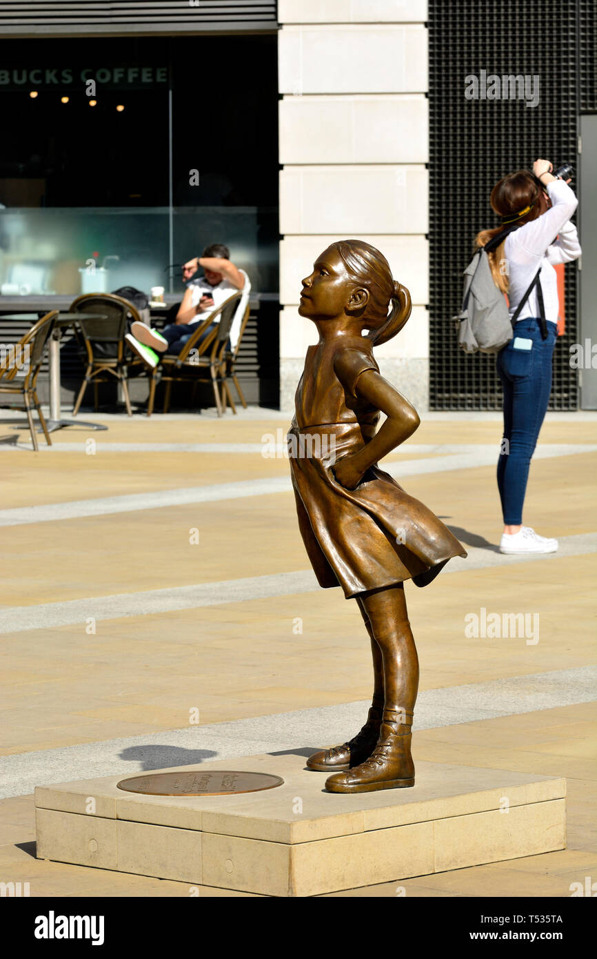 London, England, UK. "Fearless Mädchen" Statue (Kristen Visbal, 2019) Kopie der ursprünglichen (2017) in New York. In Paternoster Square durch staatliche St vorgestellt. Stockfoto