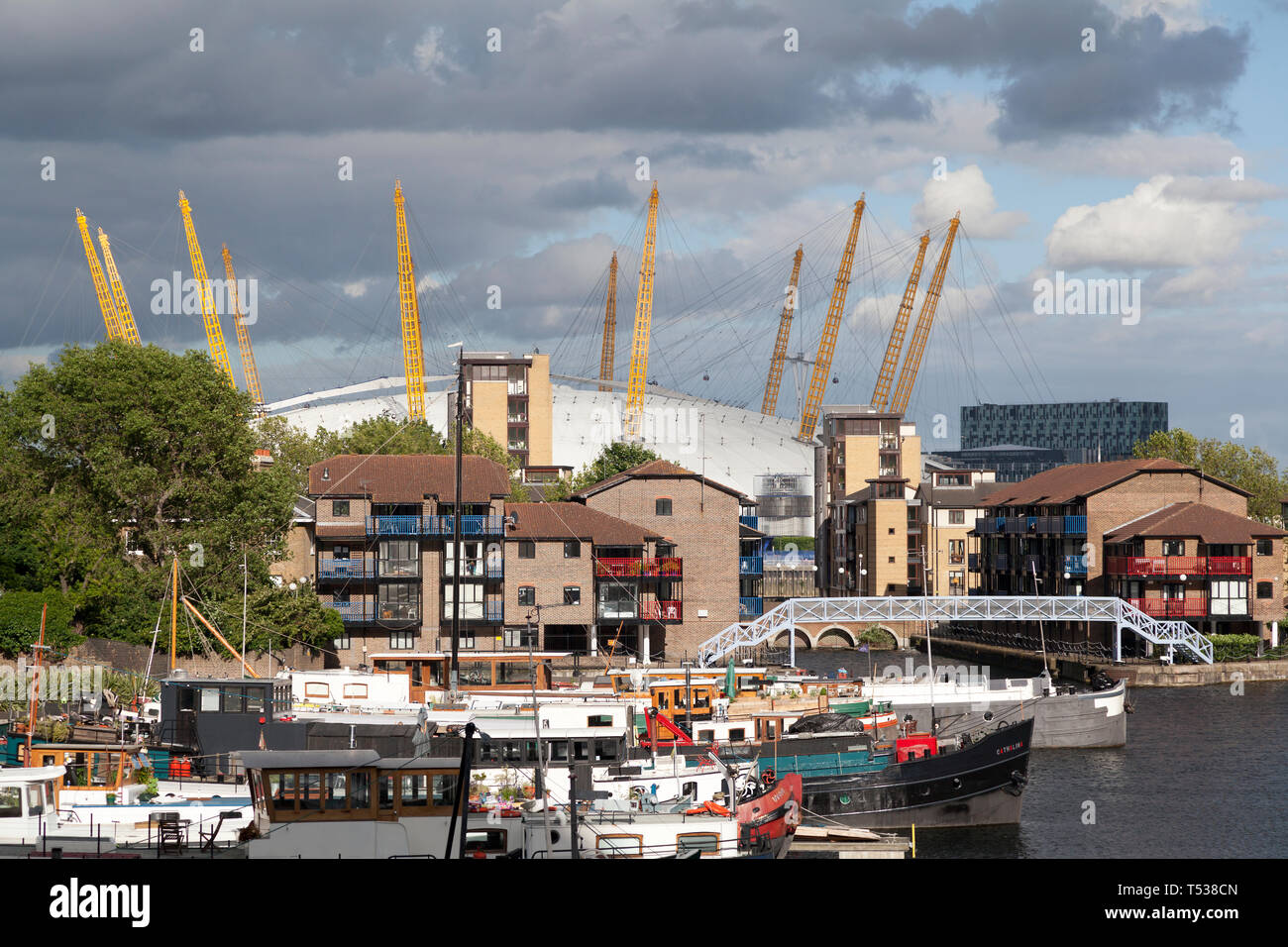UK, London, Blackwall Basin mit dem Millenium Dome im Hintergrund. Stockfoto