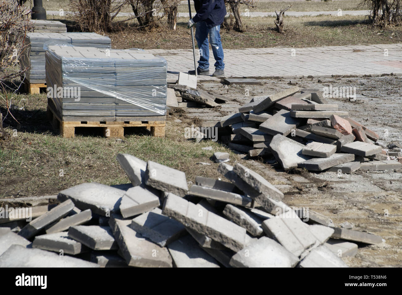 Arbeiten demontiert abgenutzte Platten im Stadtpark. Städtische Wirtschaft Stockfoto
