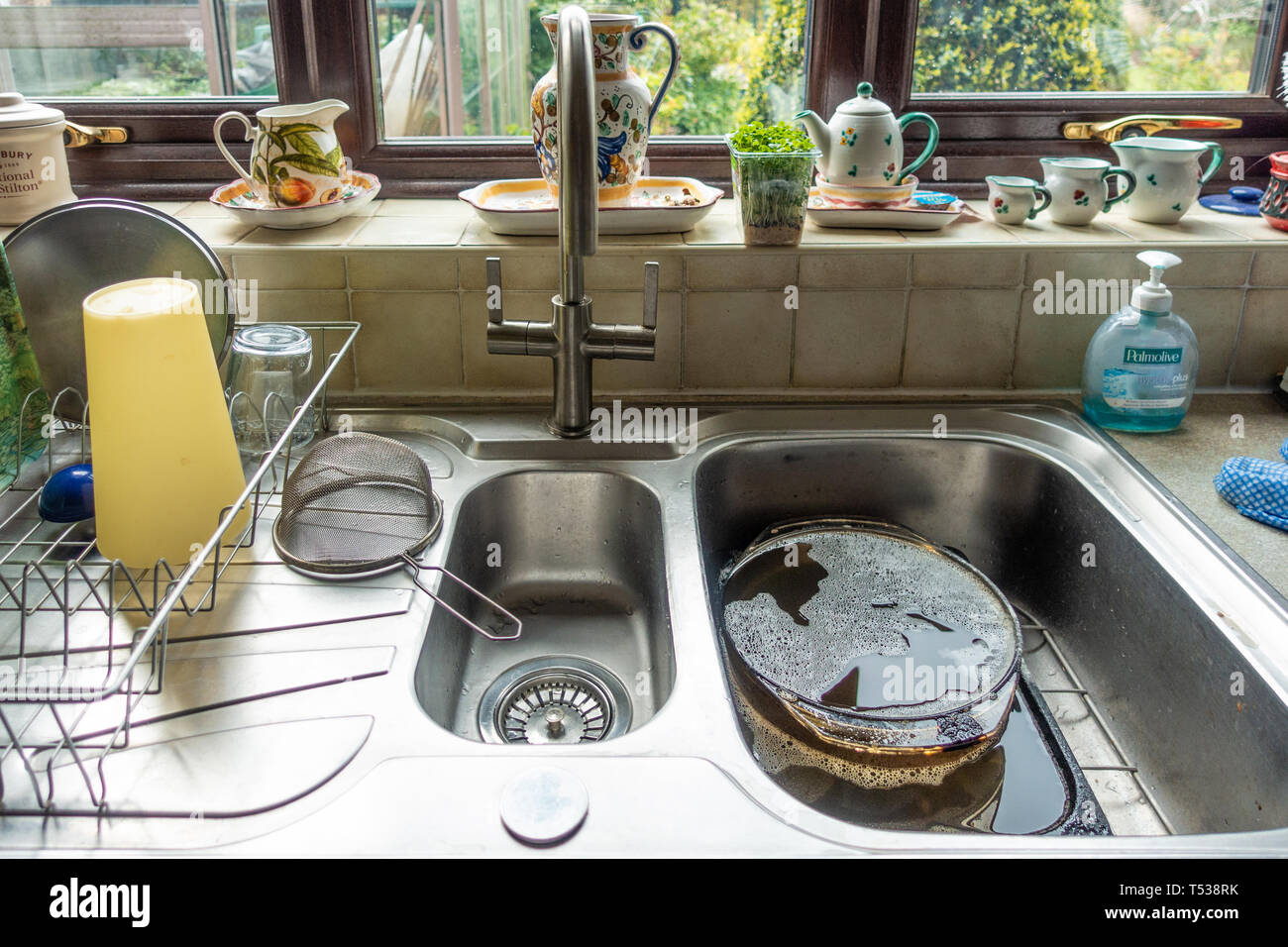 Ein Edelstahl Wohn- Küche Spüle mit einem doppelten Schale, Mischbatterie  und Abtropffläche Stockfotografie - Alamy