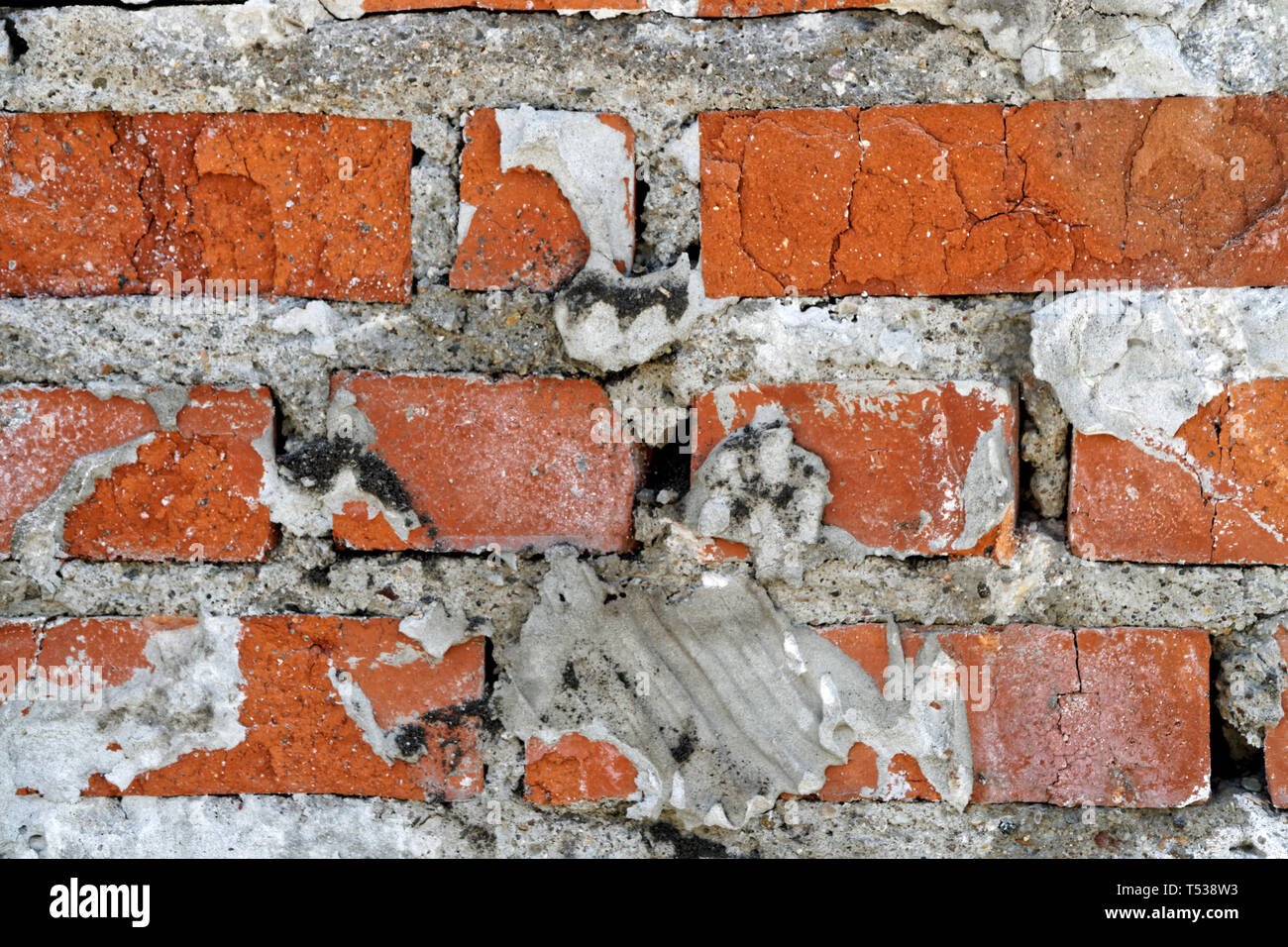 Alte Mauern der Kamin in einem verlassenen Haus in der Mitte des letzten Jahrhunderts gebaut. Hintergrund. Stockfoto