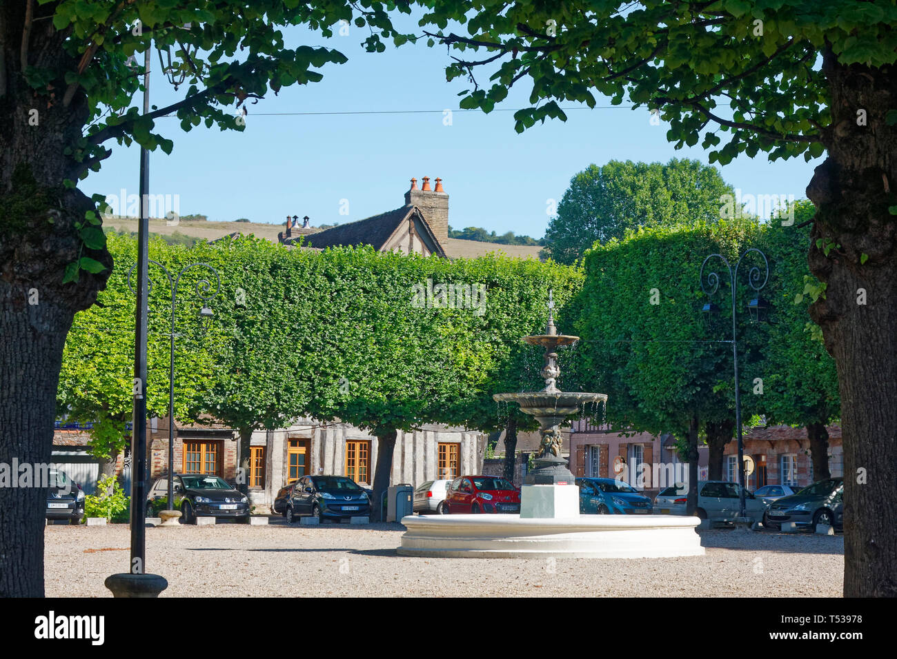 Brunnen; Wasser fließt, Park; Linden; ruhig; kleine Stadt; die Autos geparkt, Les Andelys, Frankreich, Normandie; Sommer; horizontal Stockfoto