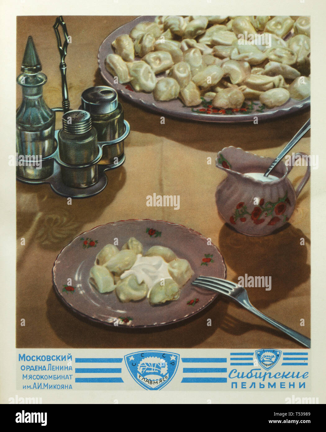 Sibirische Pelmeni (Knödel) serviert mit Smetana (saure Sahne) und Papier und Salz in der Farbe Abbildung im Buch der Schmackhafte und gesunde Lebensmittel in der Sowjetunion veröffentlicht (1953). Stockfoto