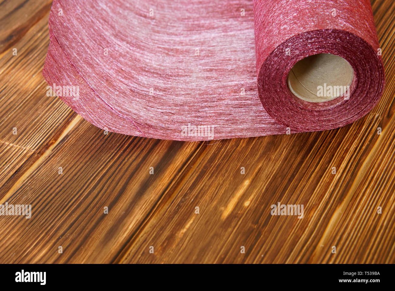 Rolle des Handwerks Material aus für zu Hause Handarbeit auf einer hölzernen Hintergrund aus fichtenbrettern fühlte. Tageslicht. Stockfoto
